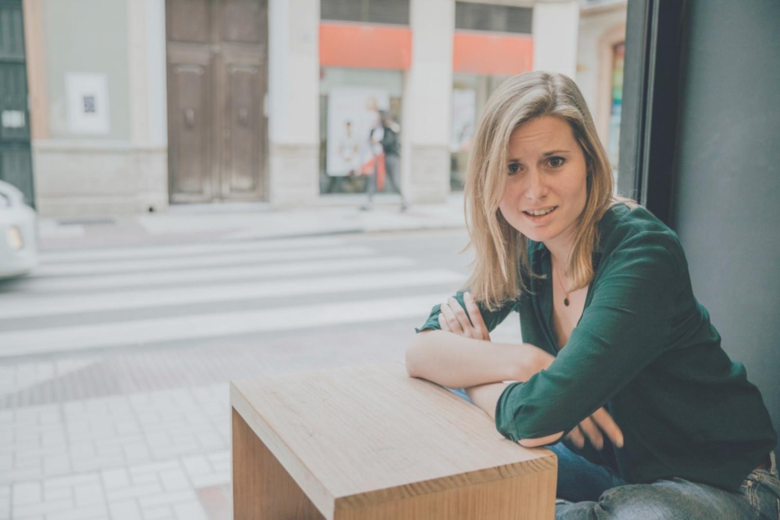 Profesionales analizando documentos financieros en una reunión de trabajo, representando el enfoque práctico de nuestras metodologías de enseñanza