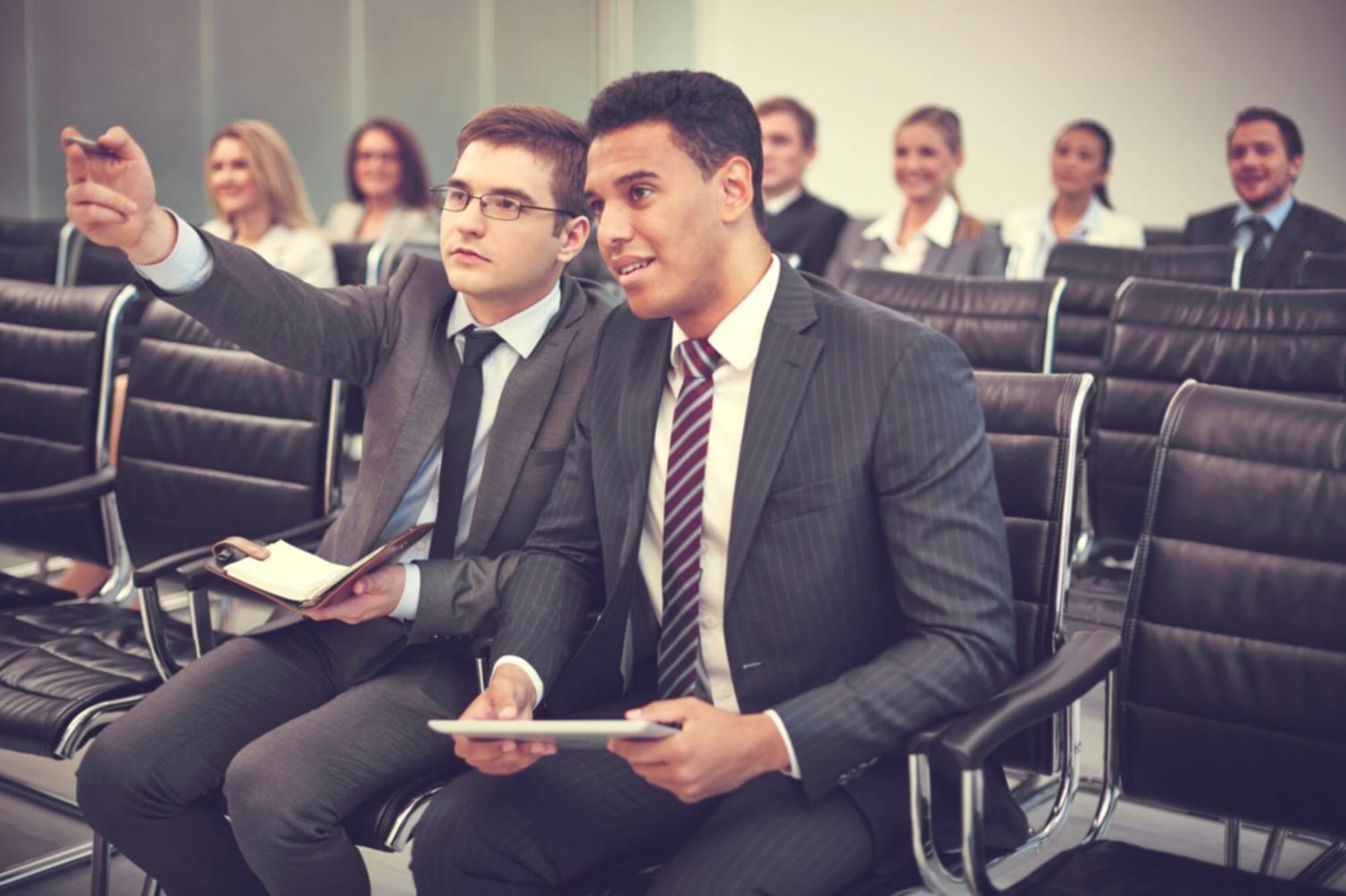 Espacio de trabajo moderno con herramientas de análisis empresarial